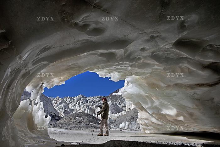 各拉丹东冰窟图片